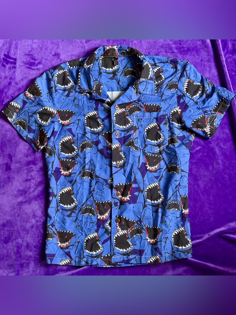Blue Shark Week Print Short-Sleeve button down men’s Shirt size small animals